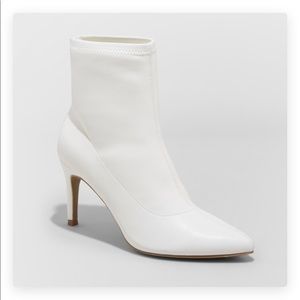 NWT WHITE BOOTIES